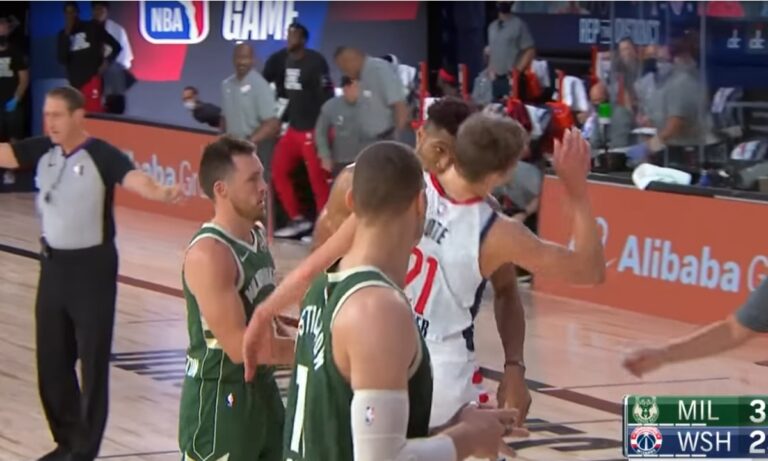 Αντετοκούνμπο για την κουτουλιά: «Έχασα το μυαλό μου για μία στιγμή» (vid)