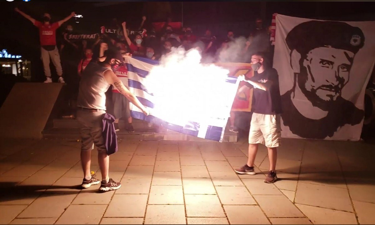 Κοσοβάροι καίνε την Ελληνική σημαία μετά την πρόκριση του ΑΠΟΕΛ (vid)