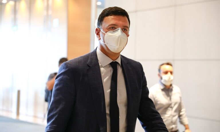 Κικίλιας: «Και οι νέοι κινδυνεύουν από τον κορονοϊό» (vid)