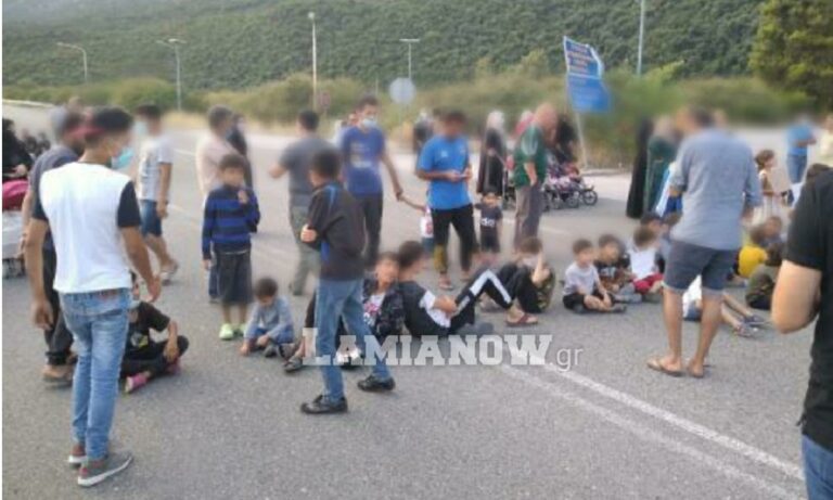 Πρόσφυγες έκλεισαν τον δρόμο στις Θερμοπύλες -Διαμαρτύρονται οι κάτοικοι (pics)