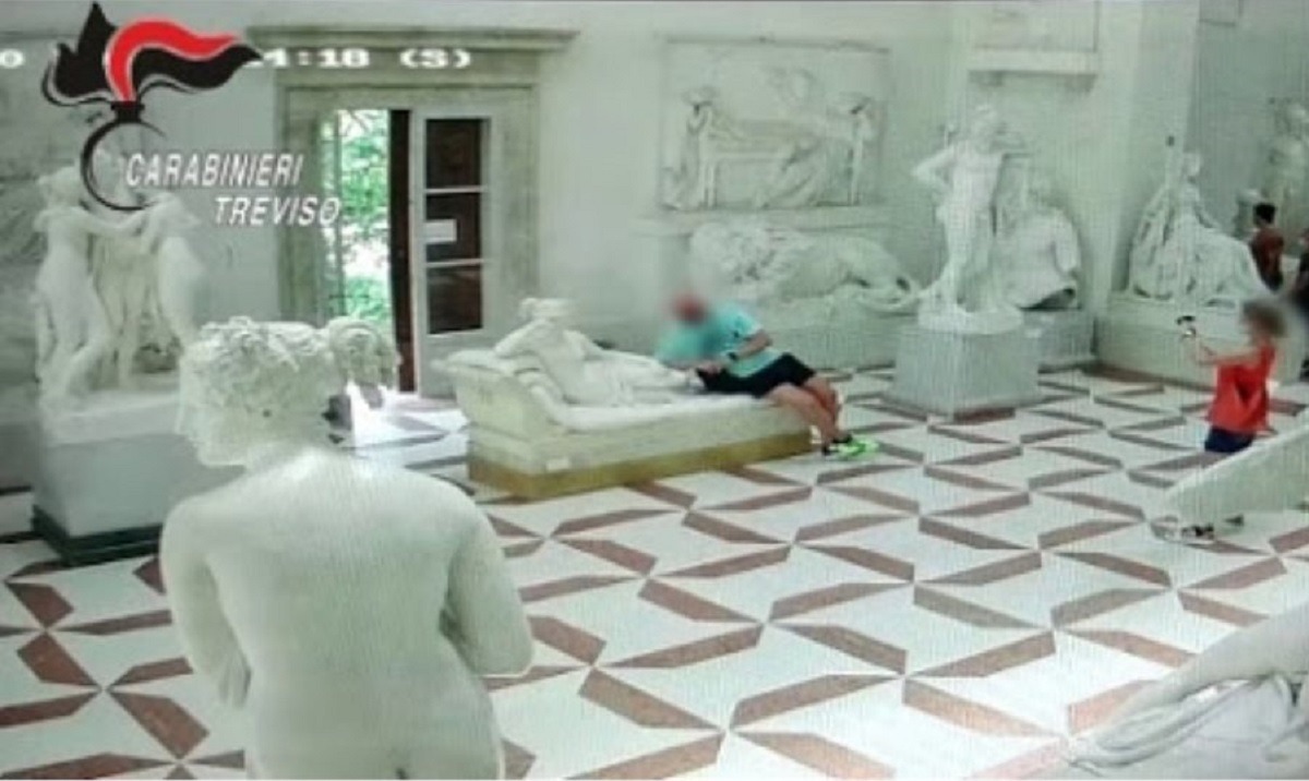 Ιταλία: Τουρίστας... άραξε πάνω σε γλυπτό 200 ετών σε μουσείο και το έσπασε! (vid)