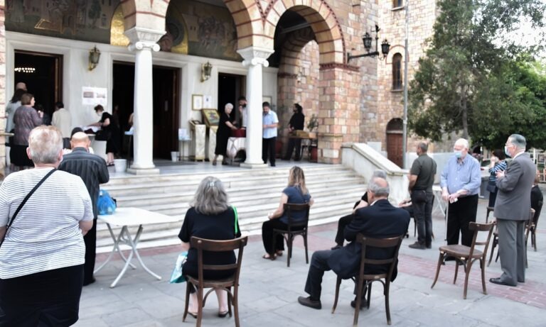 Κορονοϊός – Νέα μέτρα: Τέλος οι λιτανείες και οι εμποροπανηγύρεις