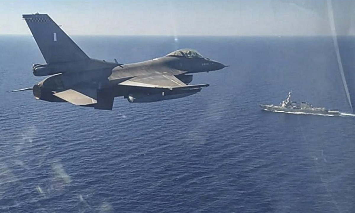 Ελληνικά F-16: Βίντεο που κόβει την ανάσα! Με πτήση δίπλα σε φρεγάτα στην Κύπρο