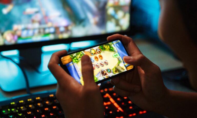 «Πόλεμος» Facebook και Microsoft κατά Apple!