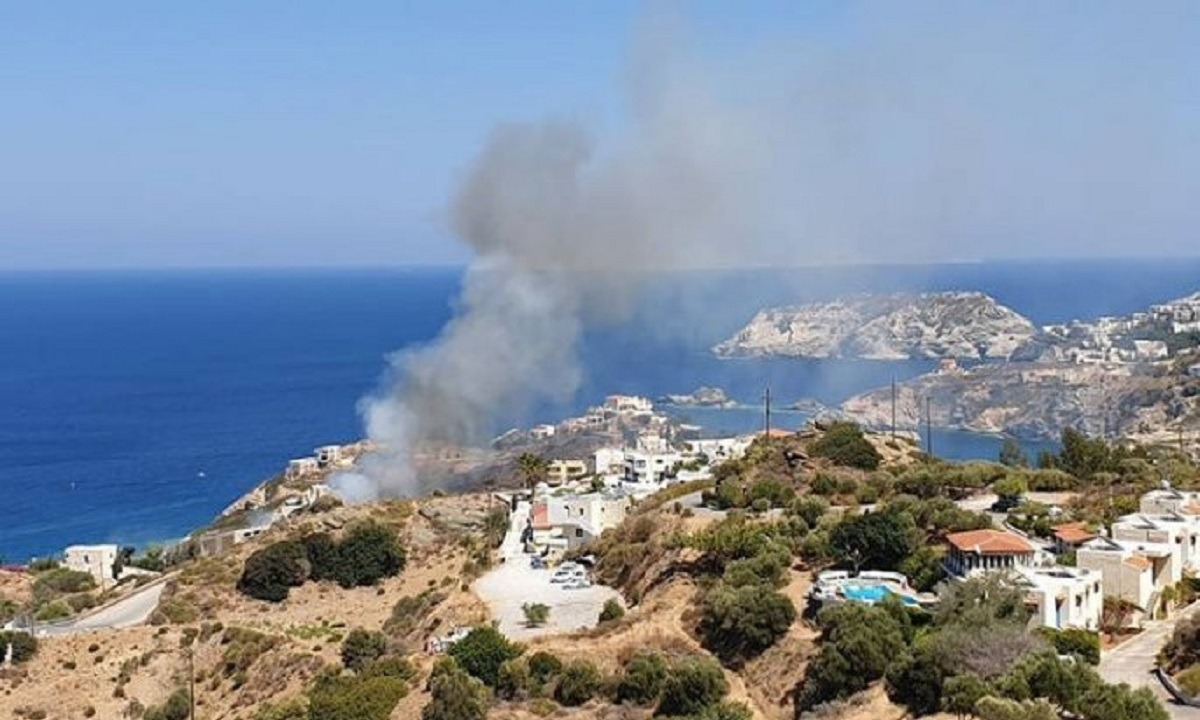 Φωτιά τώρα στην Κρήτη: Μαίνεται κοντά σε σπίτια και ξενοδοχεία
