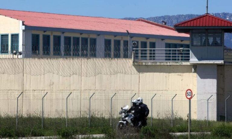 Τρίκαλα: Κρατούμενος έκρυψε στον… πρωκτό του τρία κινητά τηλέφωνα!