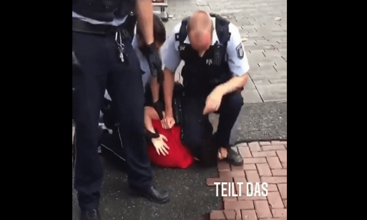 Γερμανία- Συγκλονιστικό βίντεο που θυμίζει Τζορτζ Φλόιντ: Αστυνομικός γονατίζει στον λαιμό ανήλικου!