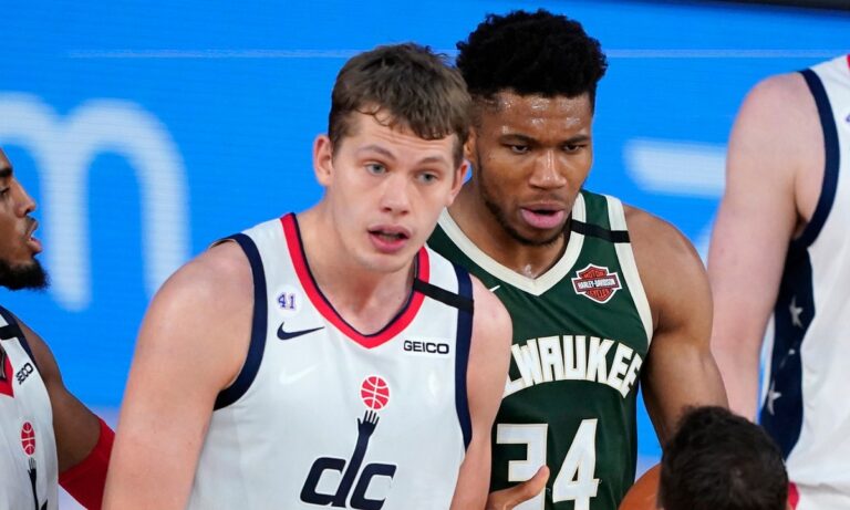 Αντετοκούνμπο: Τιμωρήθηκε για την κουτουλιά (vids)