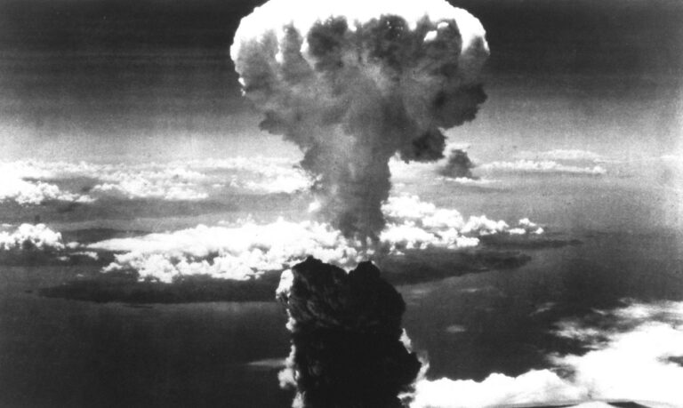 6/8/1945: Η ατομική βόμβα σκορπά τον όλεθρο στη Χιροσίμα (vid)
