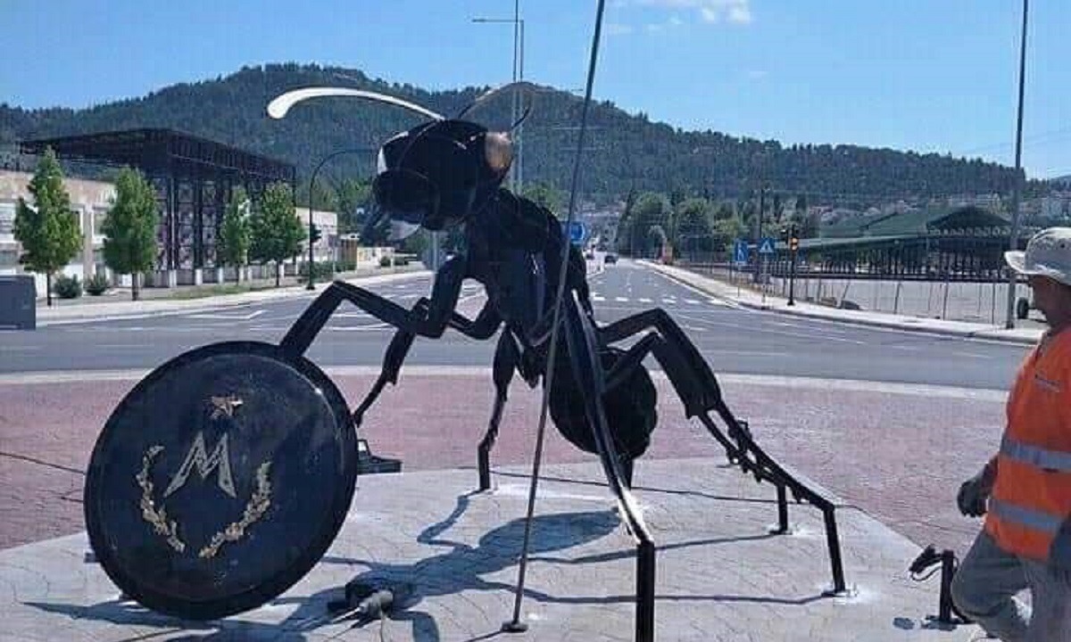 Viral: Στα Φάρσαλα έβαλαν για άγαλμα ένα μυρμήγκι