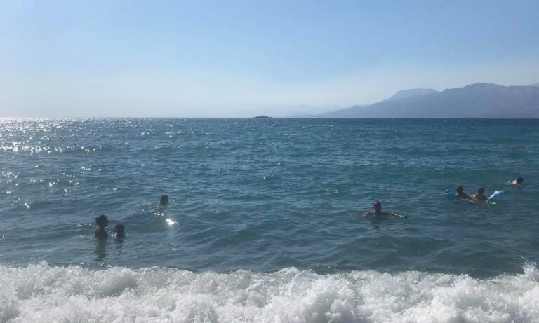 Μάταλα: Μπροστά βουτιές και στο βάθος πολεμικά πλοία! (pics+vid)