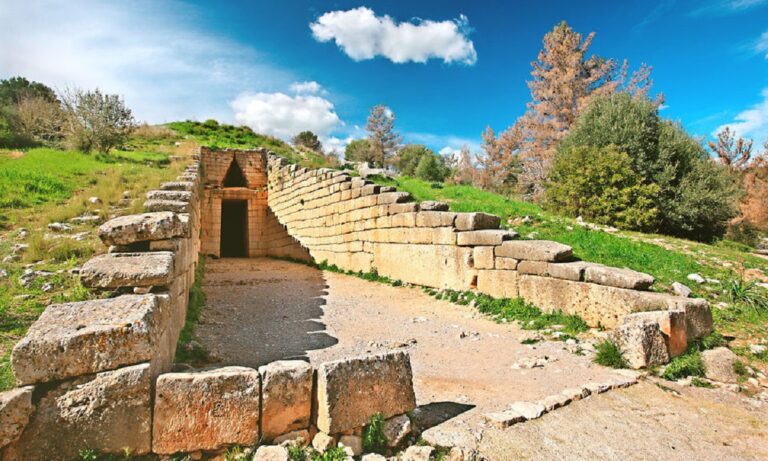 Φωτιά τώρα στις Μυκήνες: Εκκενώνεται ο αρχαιολογικός χώρος