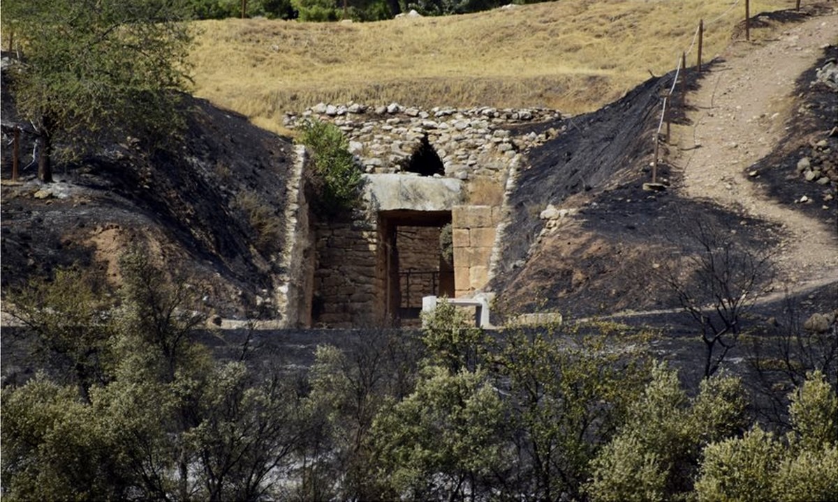 Μυκήνες – Εικόνες ΣΟΚ: Οι φλόγες πέρασαν μέσα από τον αρχαιολογικό χώρο