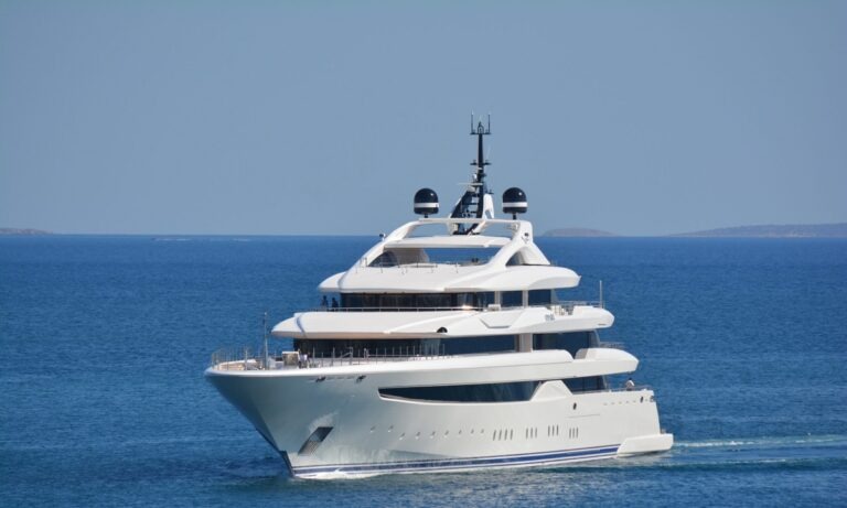 O’ Pari: Εντυπωσιάζει το ελληνικής κατασκευής mega yacht «κόσμημα» στη Μαρίνα Ζέας (vid)