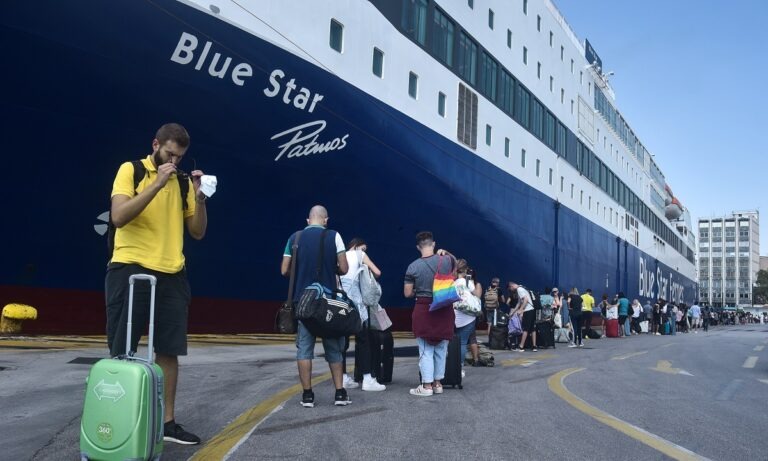 Ουρές στο λιμάνι του Πειραιά: Αναχωρούν οι αδειούχοι του Δεκαπενταύγουστου