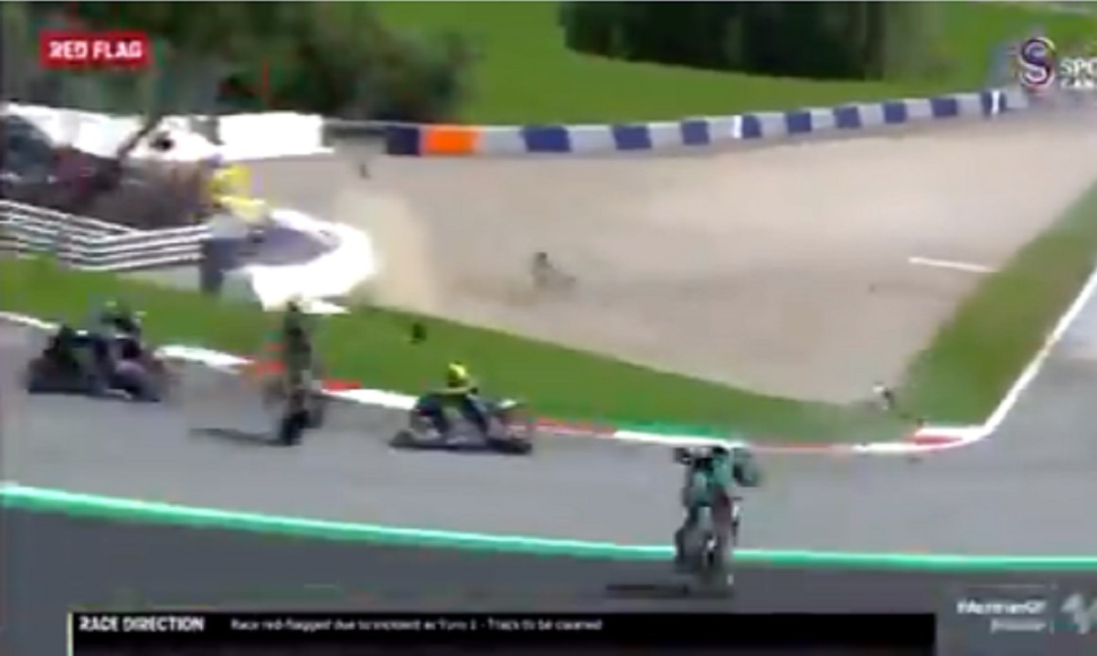 Τρομακτικό ατύχημα στο Αυστριακό Moto GP: Γλίτωσε στο... τσακ ο Βαλεντίνο Ρόσι! (vid)