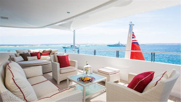 Σύρος: Αγκυροβόλησε υπερπολυτελής θαλαμηγός αξίας 40 εκ. δολαρίων (pics)