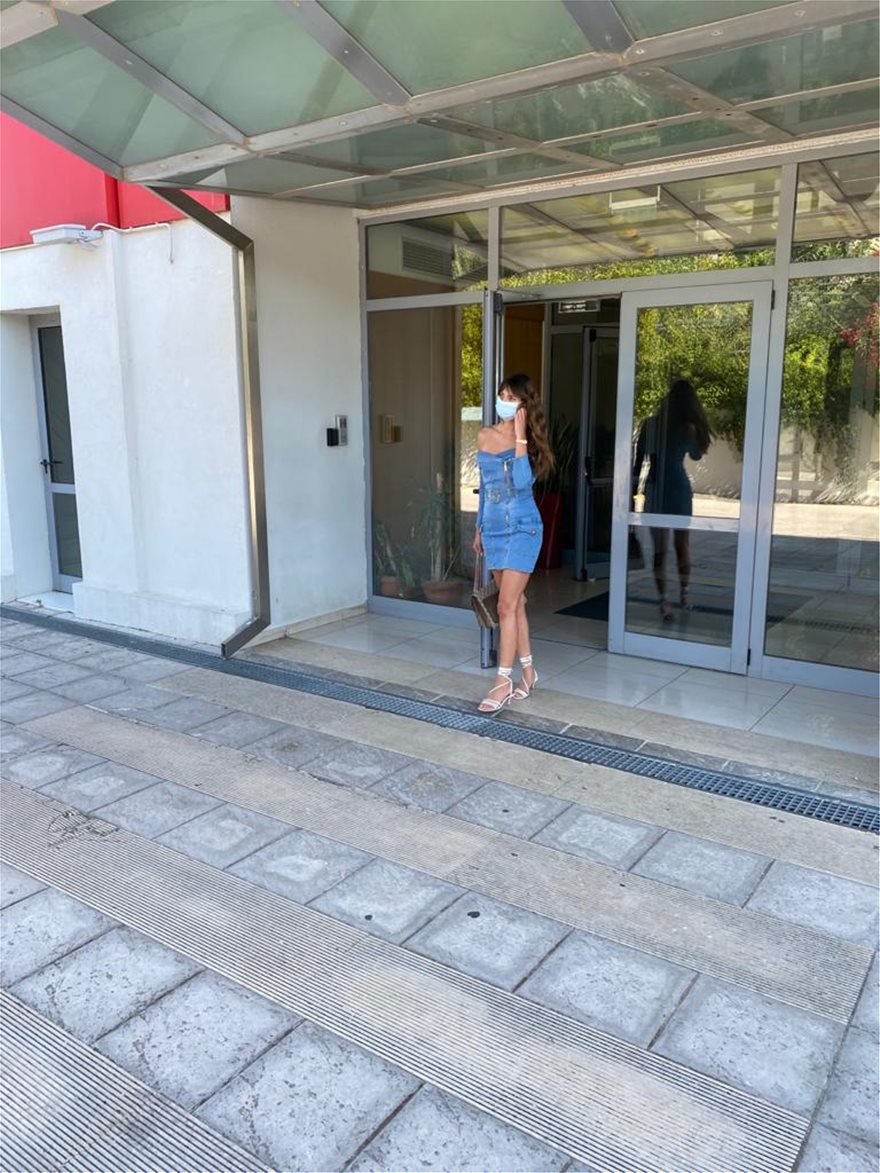 Ηλιάνα Παπαγεωργίου: Πήγε στον Alpha με καυτό τζιν φόρεμα! (pics)