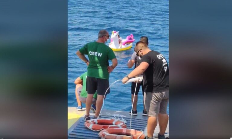 ΣΟΚ! Φερί μποτ ψαρεύει μικρό κοριτσάκι στο Ρίο Αντίρριο