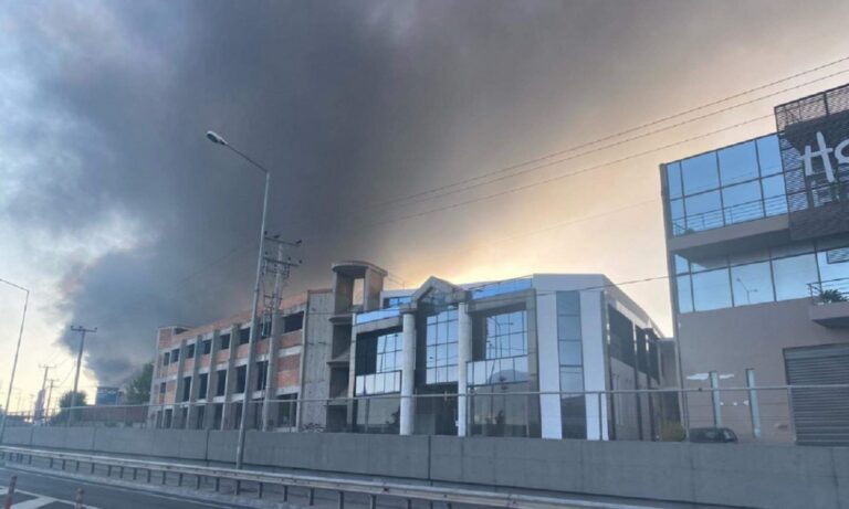 Φωτιά στη Μεταμόρφωση: Αγωνία για το τοξικό νέφος