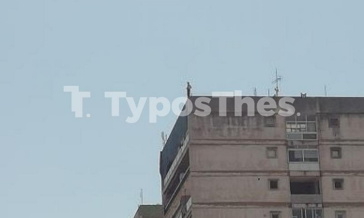 Θεσσαλονίκη: Άνδρας απειλεί να πηδήξει στο κενό από ταράτσα στις 12όροφες (vid)