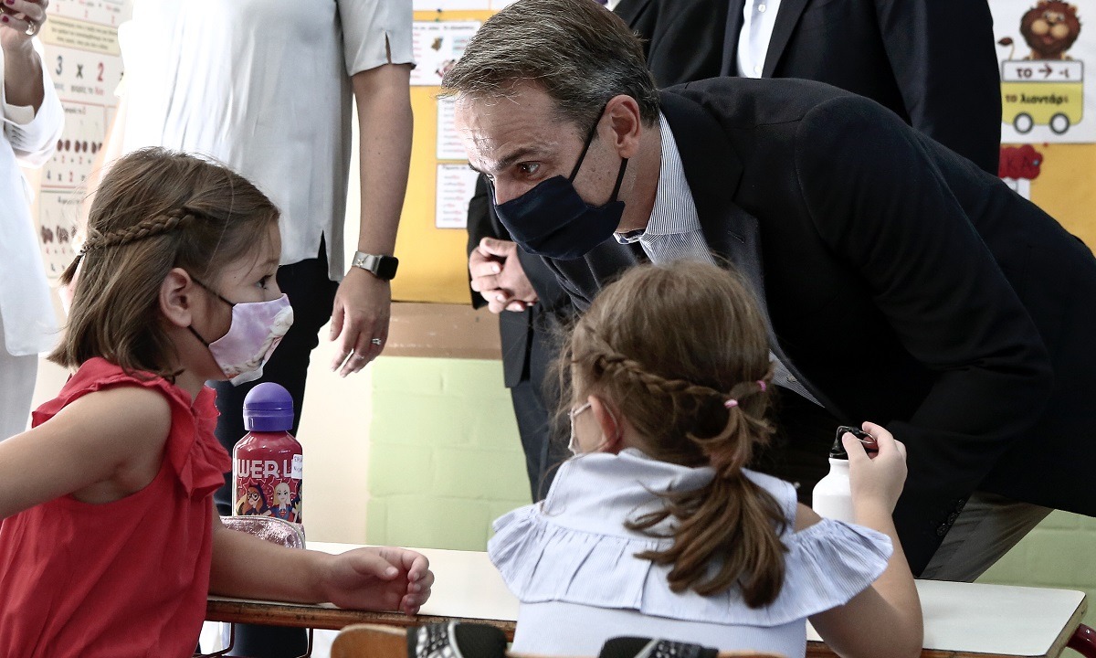 Dr Hoffman: «Η μάσκα δεν είναι ιατρική, αλλά πολιτική απόφαση! Επηρεάζει τον ψυχισμό των παιδιών!»
