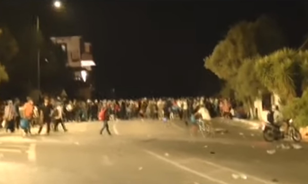 «Χαμός» στη Μόρια: Επεισόδια με πέτρες και δακρυγόνα ανάμεσα σε ΜΑΤ και μετανάστες (vids)