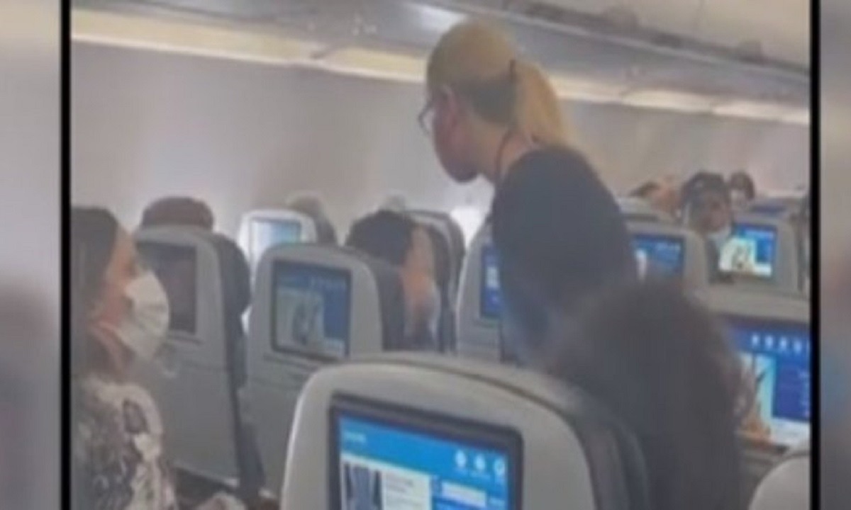 Πέταξαν μητέρα εκτός αεροπλάνου, γιατί ο δύο χρονών γιος της δε φορούσε μάσκα