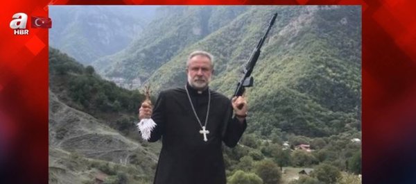 Toυρκία: Πρόκληση λένε από την Αρμενία με ιερέα με σταυρό και όπλο