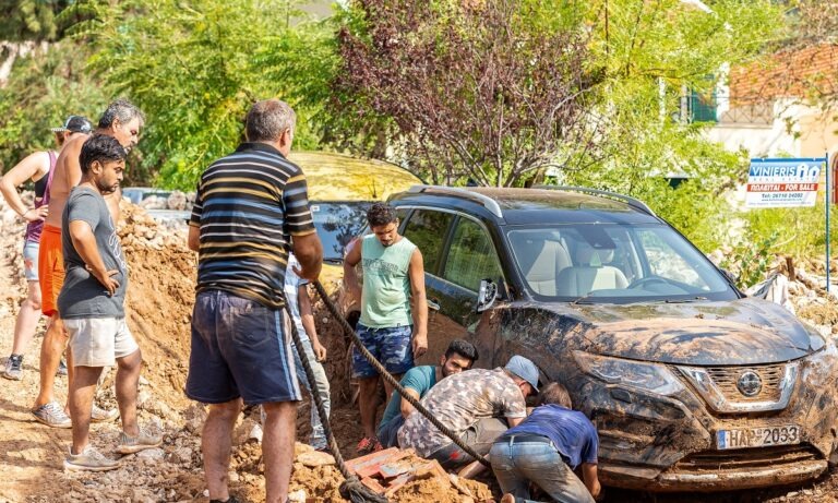 Κεφαλονιά: Παλεύοντας με την λάσπη (pics)
