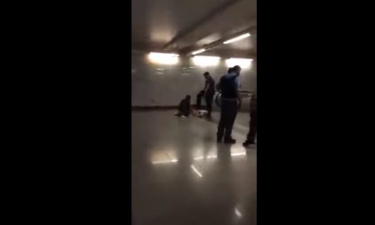 Αστυνομικός κλωτσά άντρα με πατερίτσες και γύψο στο πόδι (vid)