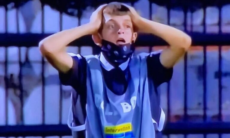 ΠΑΟΚ – ΑΕΛ: Το ball boy έπαθε… σοκ με Άκπομ!