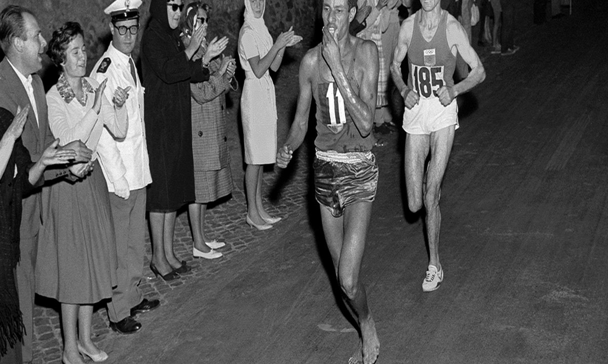 Ο ξυπόλυτος Αμπέμπε Μπικίλα γράφει Ιστορία