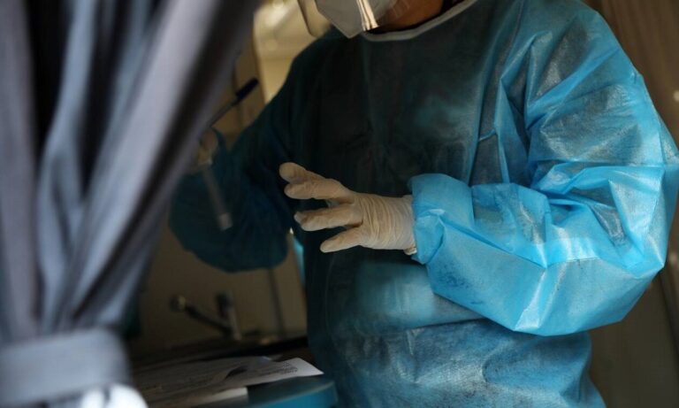 Κορονοϊός: Το επόμενο «πακέτο» μέτρων, «λουκέτο» στα μαγαζιά στις 22:00, μάσκες παντού και SMS