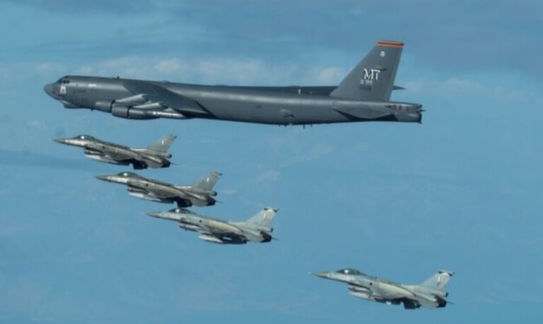 Ελληνικά F16 μαζί ένα αμερικανικό B-52H στην Ανατολική Μεσόγειο – Μουδιασμένη η Άγκυρα