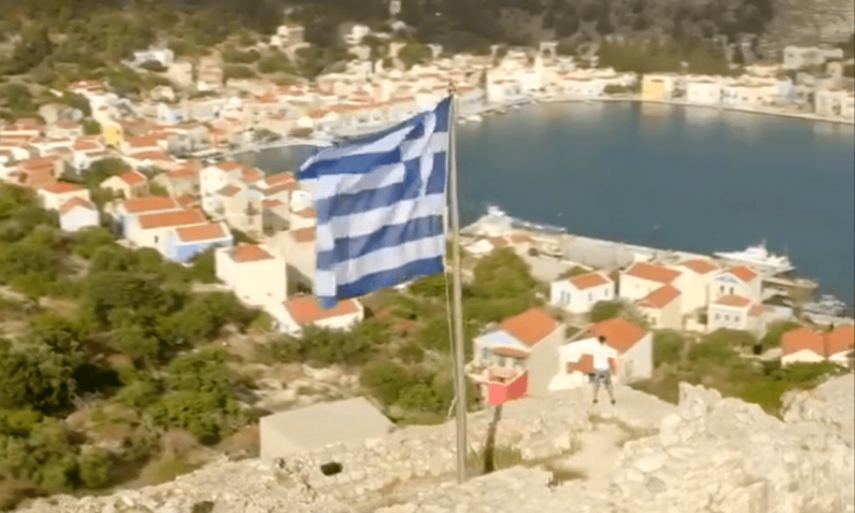 Καστελόριζο: Οι δίδυμες ελληνικές σημαίες