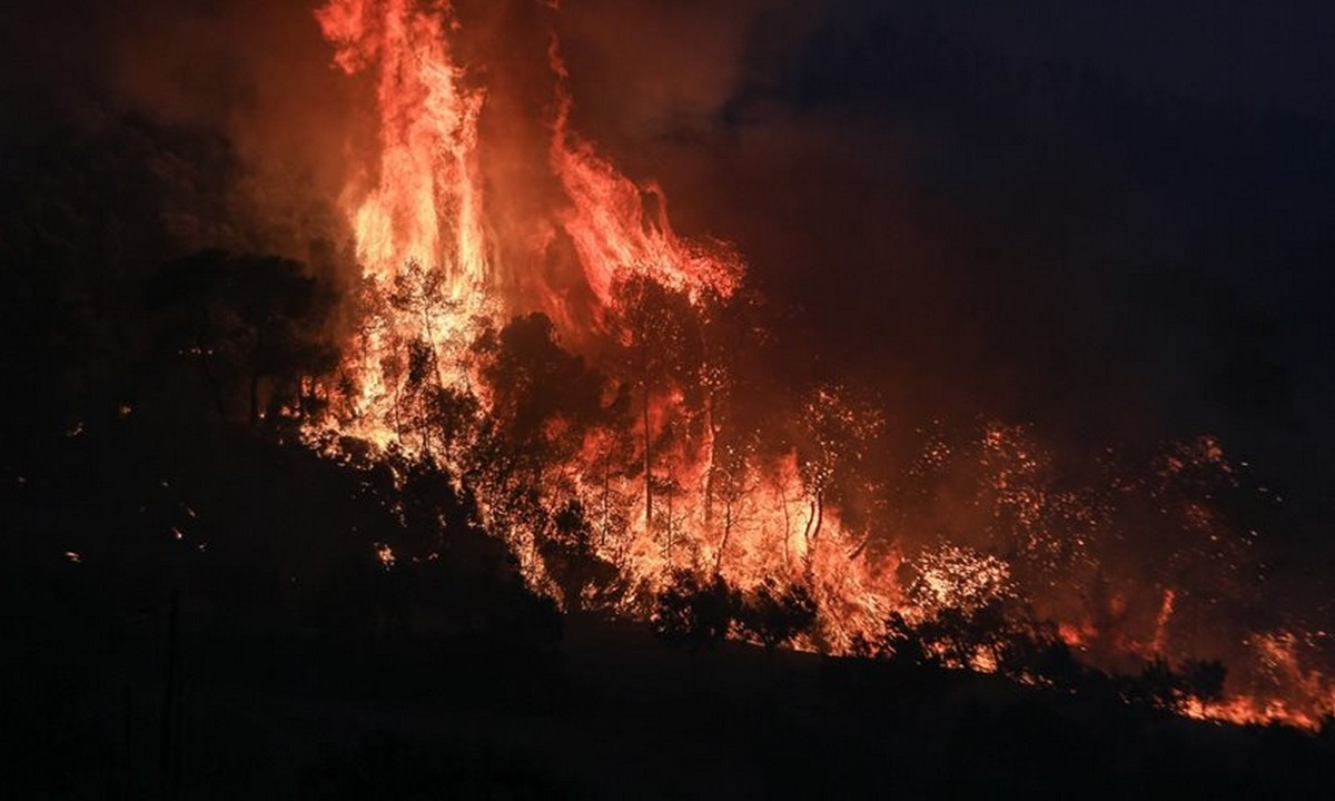 Κεφαλονιά – Ολονύχτια μάχη με τις φλόγες: Εντολή εκκένωσης οικισμού!