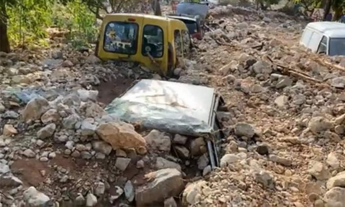 Ιανός – Κεφαλονιά: Βουνό από πέτρες σκέπασε αυτοκίνητα! (vid-pics)