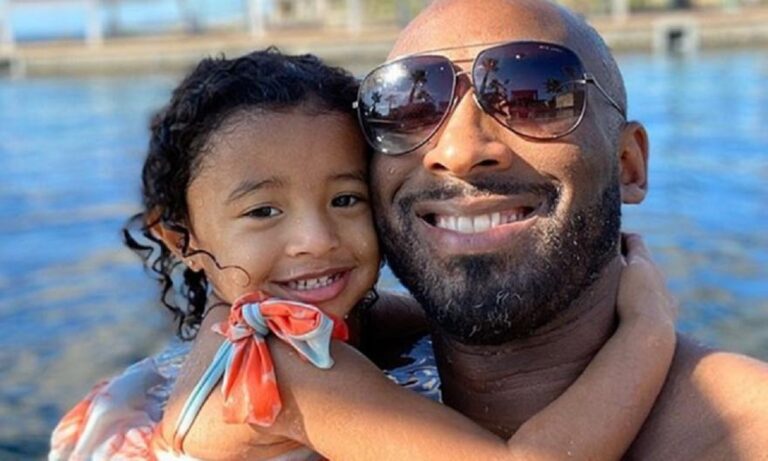 Συγκινητικό: Η τρίχρονη κορούλα του Κόμπι χαζεύει τον μπαμπά της σε φωτογραφία