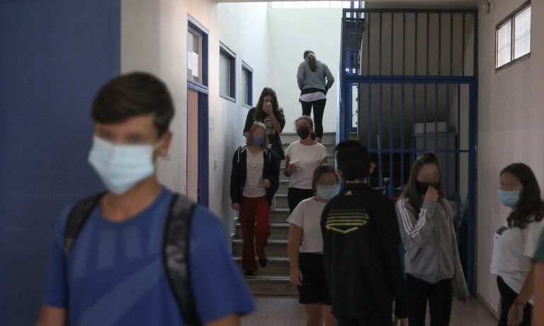 Μάσκες – σχολεία: Χαμός ξανά, ήταν πάλι λάθος οι διαστάσεις! (vid)