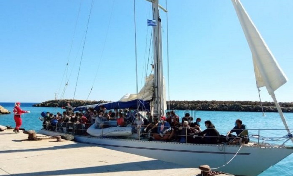 Χανιά: Σκάφος με 70 μετανάστες εντοπίστηκε στα νότια παράλια της πόλης (vids)