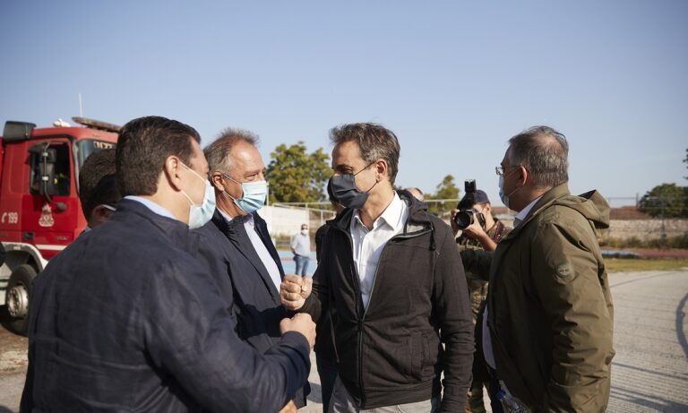 Τα βίντεο που δεν έπαιξαν στα ΜΜΕ – Τα «άκουσε» ο Μητσοτάκης στη Καρδίτσα: «Μας κατέστρεψες, παραιτηθείτε!»