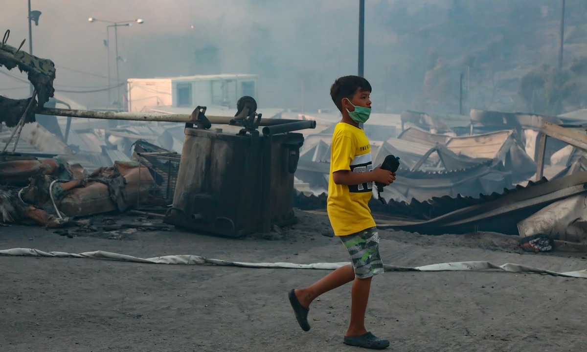 Μόρια: Συγκλονιστικές εικόνες από την ολική καταστροφή – Η δήλωση Πέτσα (vids)