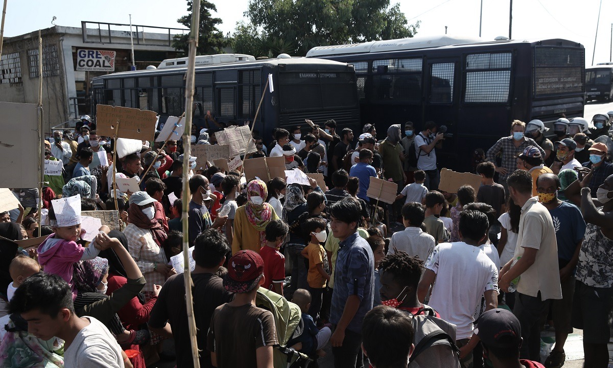 Μόρια: Καζάνι που βράζει η Λέσβος – Πετροπόλεμος μεταξύ μεταναστών και ΕΛ.ΑΣ.