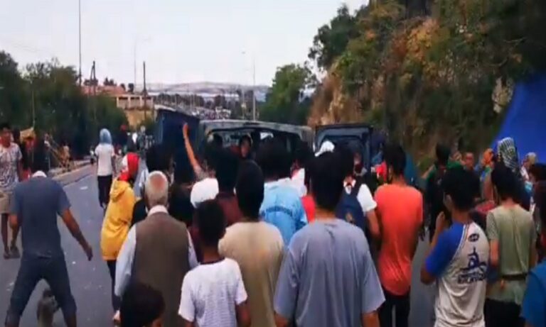 Λέσβος: Σκηνές πανικού με μετανάστες για ένα μπουκάλι νερό (vids)