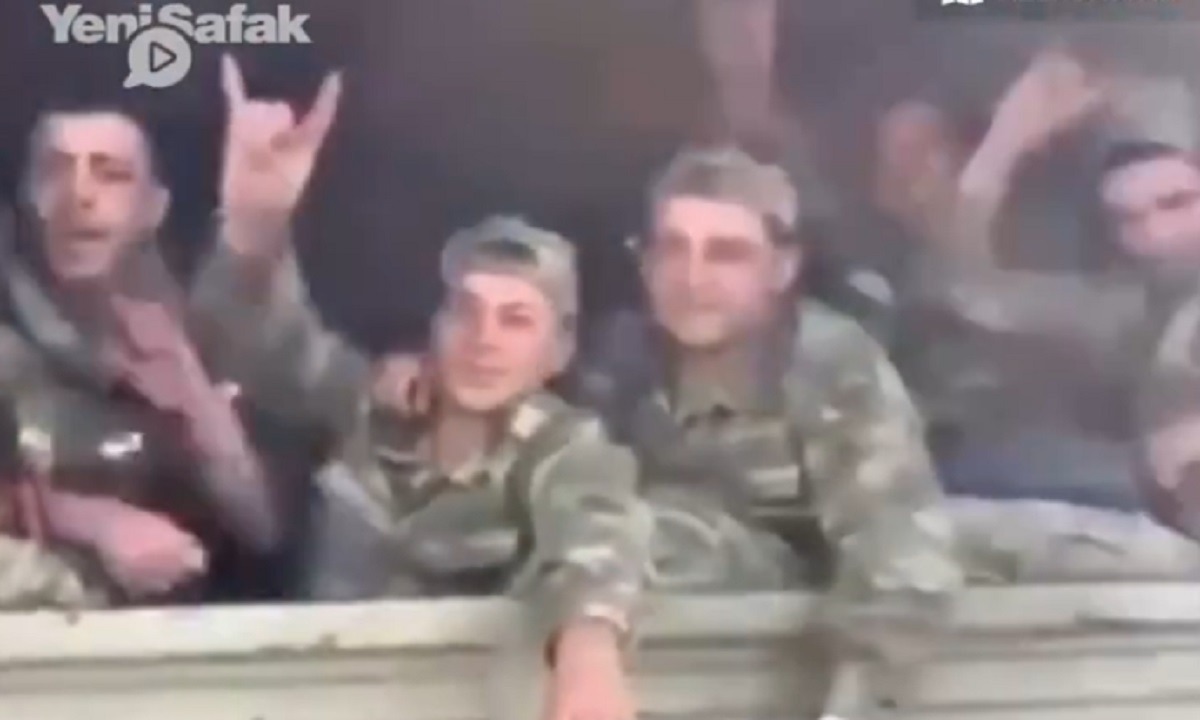 Ναγκόρνο – Καραμπάχ: Αζέροι στρατιώτες πάνε στο μέτωπο με χαιρετισμό των Γκρίζων Λύκων