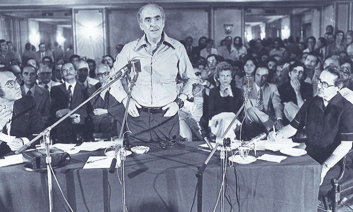 3/9/1974: Ο Ανδρέας Παπανδρέου ιδρύει το ΠΑΣΟΚ (vid)
