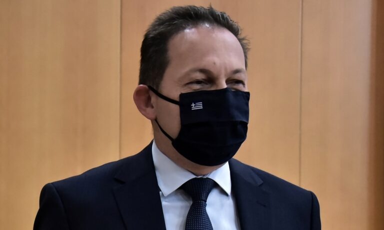 Πέτσας: «Κανένα ξεχωριστό μέτρο για την πληθυσμιακή ομάδα άνω των 65 ετών»