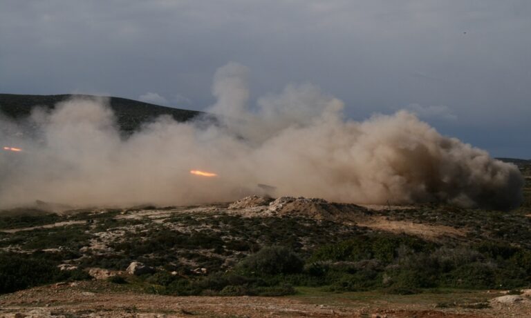 Ένοπλες Δυνάμεις: Διπλασιάζεται το βεληνεκές των ελληνικών Πολλαπλών Εκτοξευτών Πυραύλων