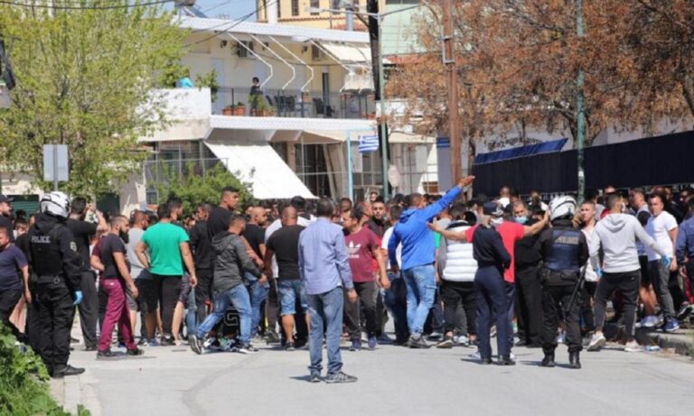 Βέροια: Άγριο ξύλο μεταξύ Ρομά – Συμπλοκή με καδρόνια, καρέκλες και σερβίτσια! (vid)